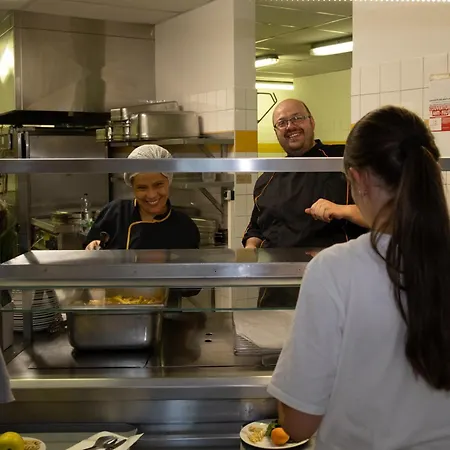 Hi 2 Rives Хостел *