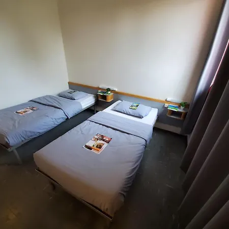 Hi 2 Rives Hostel *
